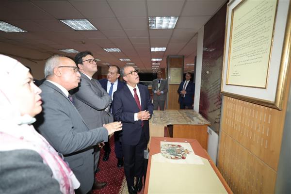 وزير الثقافة يسلم وزير الخارجية 13 خريطة و22 وثيقة و43 اتفاقية تاريخية بعد ترميمها بدار الكتب 