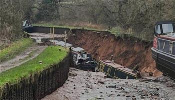 فيديو.. حفرة أرضية تظهر فجأة وتبتلع قوارب سكنية على حافة قناة مائية
