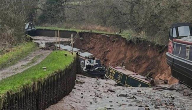 فيديو.. حفرة أرضية تظهر فجأة وتبتلع قوارب سكنية على حافة قناة مائية