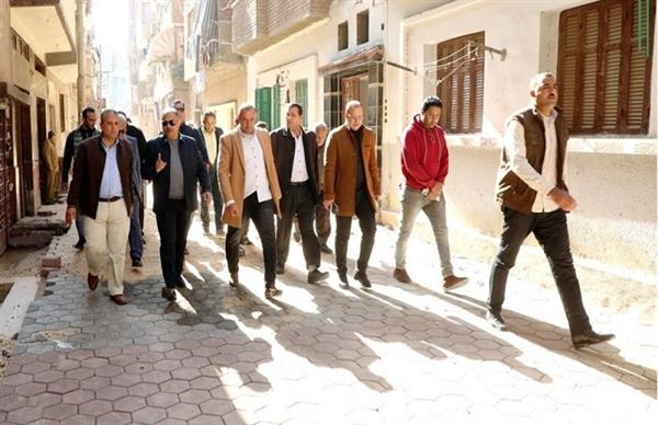 محافظ الشرقية يتفقد أعمال تركيب بلاط الإنترلوك بمنطقة لكوظ وقسم حسن صالح بالزقازيق 