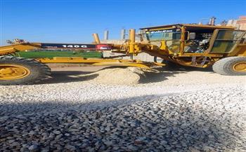 تمهيد طريق مدخل قرية إدفا بسوهاج استعدادًا لأعمال الرصف