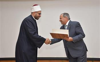 محافظ بورسعيد يكرم عددًا من مديري المديريات ورؤساء الأحياء والقائمين على عدد من المشروعات