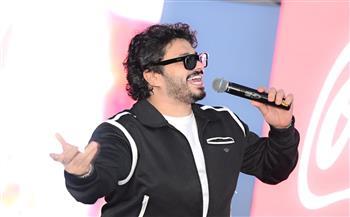 بالصور .. مصطفى حجاج يتألق بحفل "كريسماس" لطلاب عين شمس الأهلية