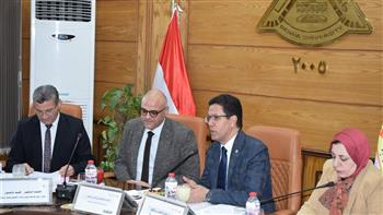 رئيس جامعة بنها يستعرض تقرير إنجازات العام الأكاديمي 2025