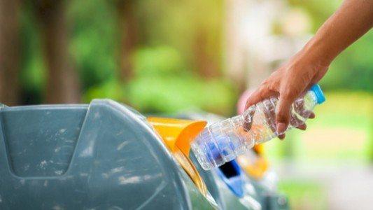 كندا ترفع الحظر عن صادرات البلاستيك أحادي الاستخدام