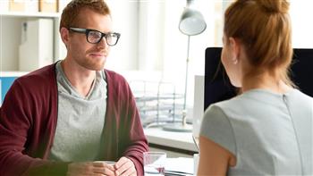 سلوكيات بسيطة في الحديث تعطي انطباعًا خاطئًا عن شخصيتك