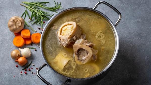 لبشرة أكثر شباباً.. هل يغني حساء العظام الغني بالكولاجين عن البوتوكس؟