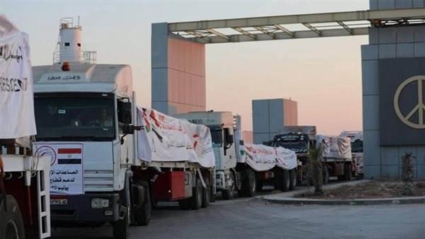 قافلة المساعدات الـ 102 تدخل إلى الفلسطينيين بقطاع غزة 
