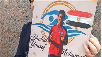 أسرة الطفل يوسف ترفع صورته مطالبين بالقصاص قبل بدء المحاكمة 