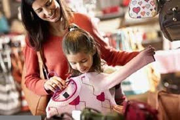 قبل عيد الميلاد المجيد.. نصائح لشراء ملابس أسرتك بأعلى جودة وأقل تكاليف