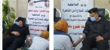  رجال الشرطة بالوادى الجديد يشاركون في حملة للتبرع بالدم لدعم المرضى والمصابين
