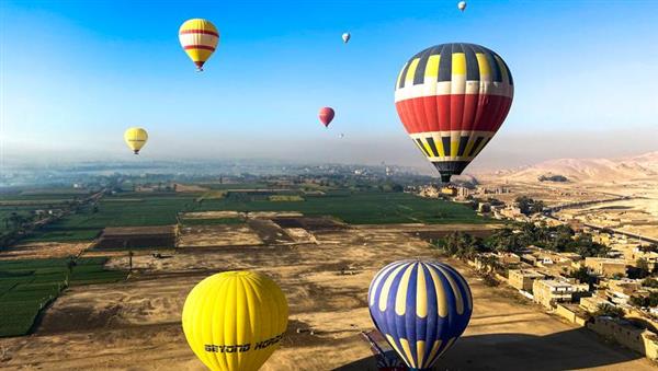 تحليق 74 رحلة بالون طائر تقل أكثر من 1630 سائحا بالأقصر 