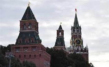 الكرملين يشكك في قدرة زيلينسكي على اتخاذ قرارات بشأن تسوية الأزمة الأوكرانية 