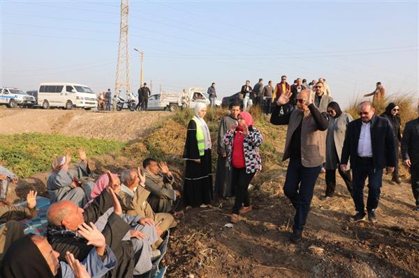 من أحد حقول بردنوها بمركز مطاى.. محافظ المنيا يعطى إشارة بدء انطلاق زراعة الذهب الأصفر 