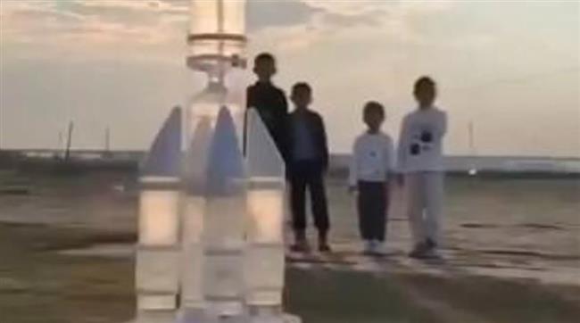 فيديو.. معلم صيني يبهر طلابه بإطلاق صاروخ مائي من الزجاجات البلاستيكية