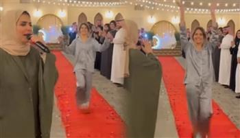 بعد رفض الزواج والإنجاب.. أم تتوّج ابنتها "ملكة العالم في النوم" (فيديو)