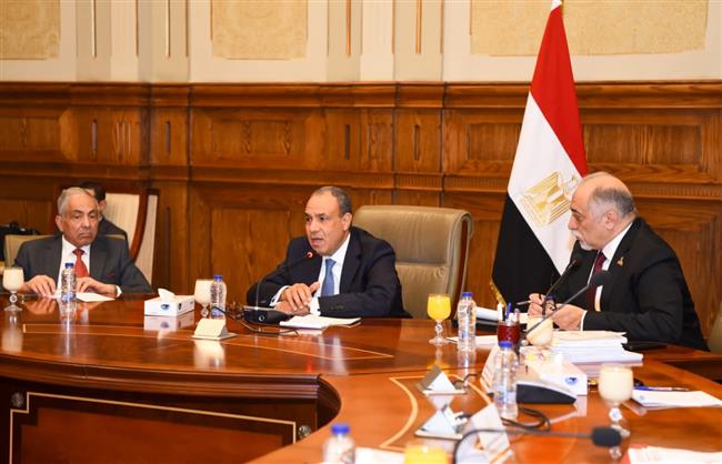 وزير الخارجية يجتمع مع أعضاء لجنة حقوق الإنسان والتضامن الاجتماعي بمجلس الشيوخ