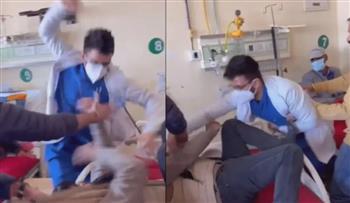 فيديو.. طبيب ومريض يتبادلان اللكم والركل على سرير مستشفى