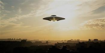 "حظ موفق مع الكائنات الفضائية".. طائرة في مواجهة مرعبة مع جسم غامض