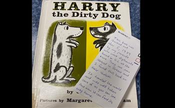 طار حول العالم.. عودة كتاب إلى مكتبة بعد 36 عامًا من استعارته