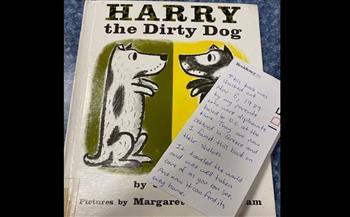 طار حول العالم.. عودة كتاب إلى مكتبة بعد 36 عامًا من استعارته