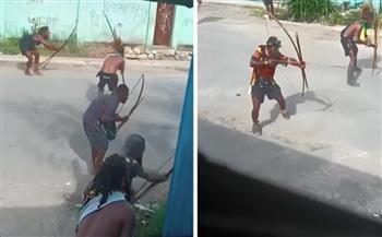 بالقوس والسهام.. نزاع مسلح بين أفراد قبيلة بدائية في قلب أفريقيا (فيديو)