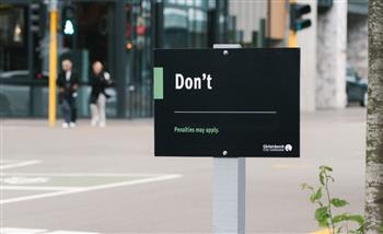 منطقة مسكونة.. لافتات برسائل غريبة تصدم السكان في نيوزيلندا