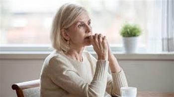 6 أعراض لاكتئاب مرحلة منتصف العمر.. منها الشعور بالذنب