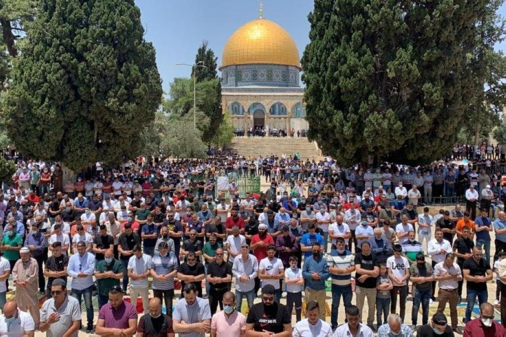 عشرات الآلاف من الفلسطينيين يؤدون صلاة الجمعة في المسجد الأقصى 