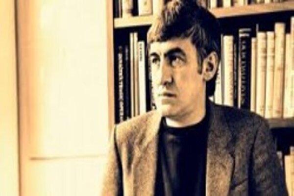 أيان هاملتون.. الشاعر والناقد البريطاني وصاحب ديوان "التظاهر بعدم النوم"