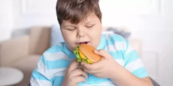 انتبه..هذه مخاطر إصابة طفلك بالسمنة