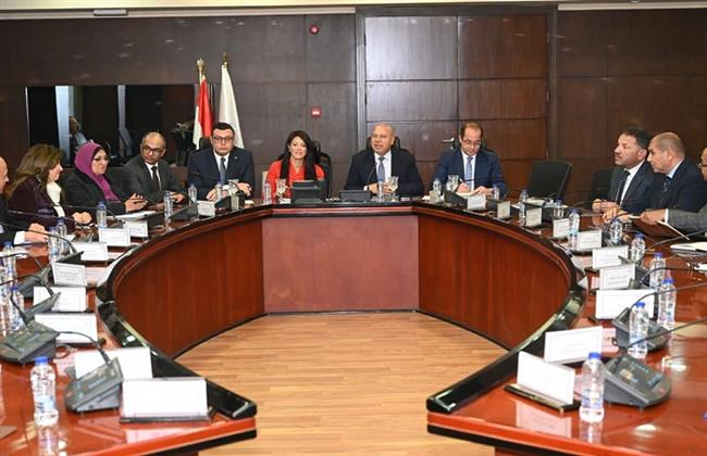 الصناعة والتخطيط والإسكان والمالية يبحثون تعزيز منظومة مرافق المناطق الصناعية المقامة بالمحافظات 