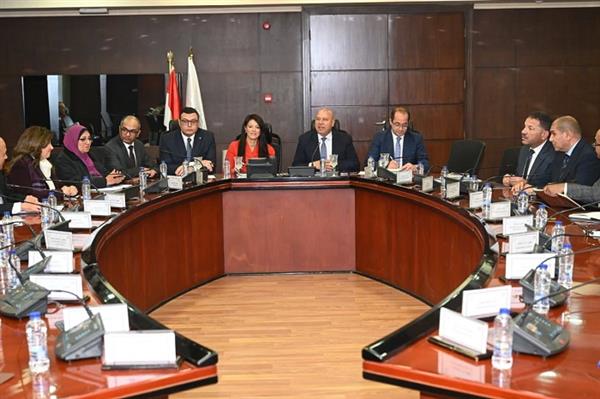 الصناعة والتخطيط والإسكان والمالية يبحثون تعزيز منظومة مرافق المناطق الصناعية المقامة بالمحافظات 