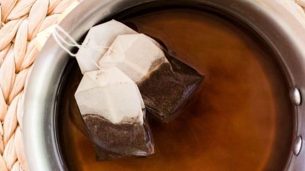 بقايا الشاي والقهوة.. علاج منزلي فعال لنمو الشعر في الشتاء 