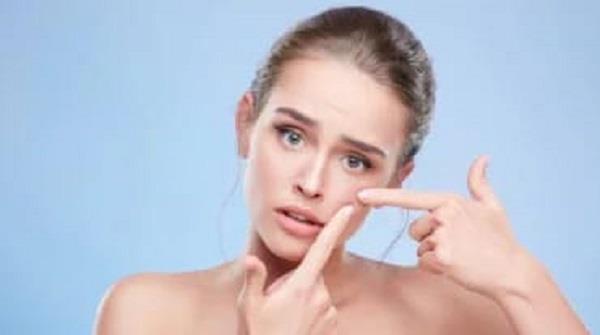 الهرمونات مرآة البشرة.. كيف تكشف مراحل حياة المرأة أسرار نضارتها؟