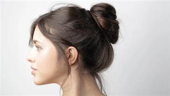 وداعا لغسل الشعر الدهني يوميا.. حيل ذكية وتسريحات أنيقة تنقذك دون عناء