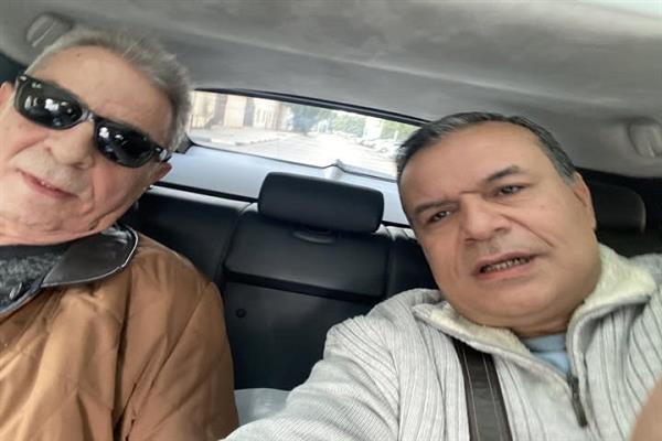 أسامة عبد الفتاح يطمئن الجمهور على صحة الفنان محمود حميدة بعد خروجه من المستشفى 