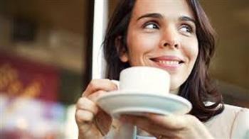 كيف يؤثر الإفراط في تناولك للقهوة على بشرتك؟