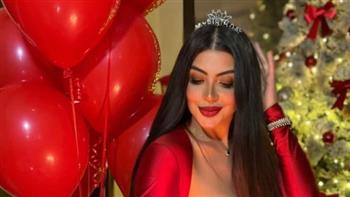 الإعلامية دعاء صلاح تحتفل بشجرة الكريسماس بإطلالة أنيقة 