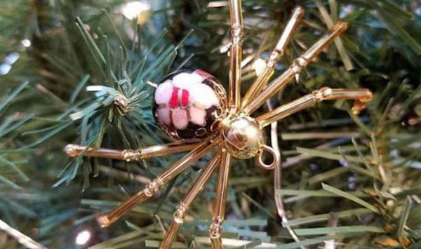 عجائب الكريسماس حول العالم.. من شبكات العناكب إلى ليلة الفجل 