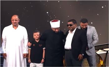 «هتخليني أعيط».. وزير الأوقاف يحتضن المتسابق عبد الله بعد خروجه من «دولة التلاوة»