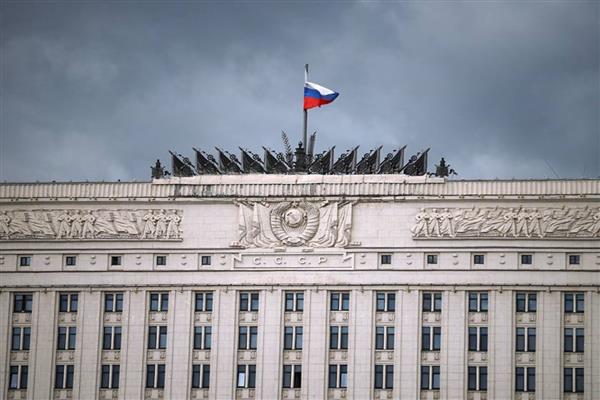 القوات الروسية ترفع العلم الروسي فوق دميتروف في دونيتسك الشعبية 