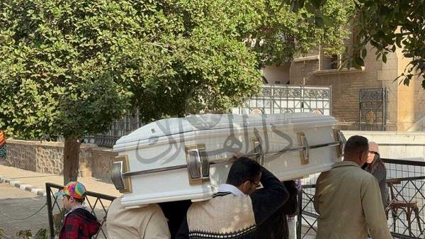 وصول جثمان المخرج داوود عبد السيد لكنيسة مارمرقس بمصر الجديدة