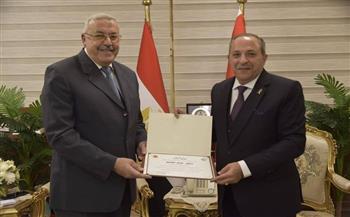 محافظ بورسعيد يكرم عددًا من قيادات المشروعات بالمحافظة تقديرًا لجهودهم في دعم التنمية ببورسعيد 