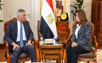 وزيرة التنمية المحلية تتابع مع محافظ أسوان منظومة النظافة وإنشاء مصنع لتدوير المخلفات