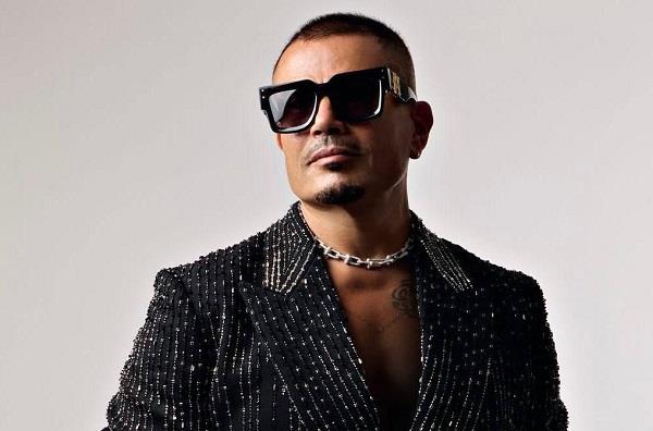 أغنية «بابا» لعمرو دياب تضرب رقمًا قياسيًا وتتخطى الـ200 مليون مشاهدة