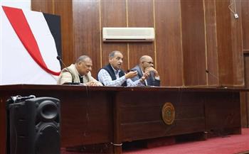 رئيس مدينة الغردقة يعقد اجتماع لمناقشة آليات تنفيذ قرار حظر استخدام الأكياس البلاستيكية