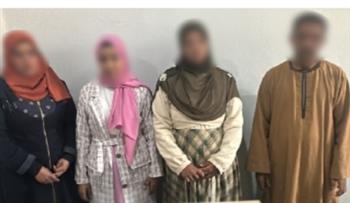 ضبط شخص و3 سيدات بحوزتهم بطاقات شخصية للناخبين بالوقف لحثهم على التصويت