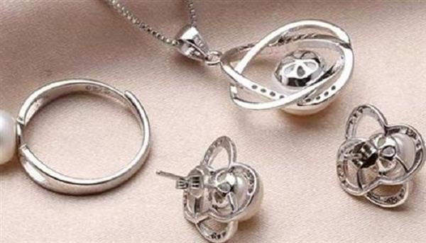 «الملاذ الآمن».. الفضة تقفز عالميًا 173% ومحليًا 22% مع قرب الأوقية من 80 دولارًا 