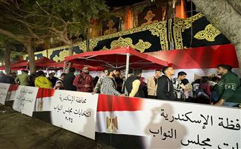 إقبال متزايد للسيدات وكبار السن قبل غلق صناديق الإعادة في دائرة الرمل بالإسكندرية